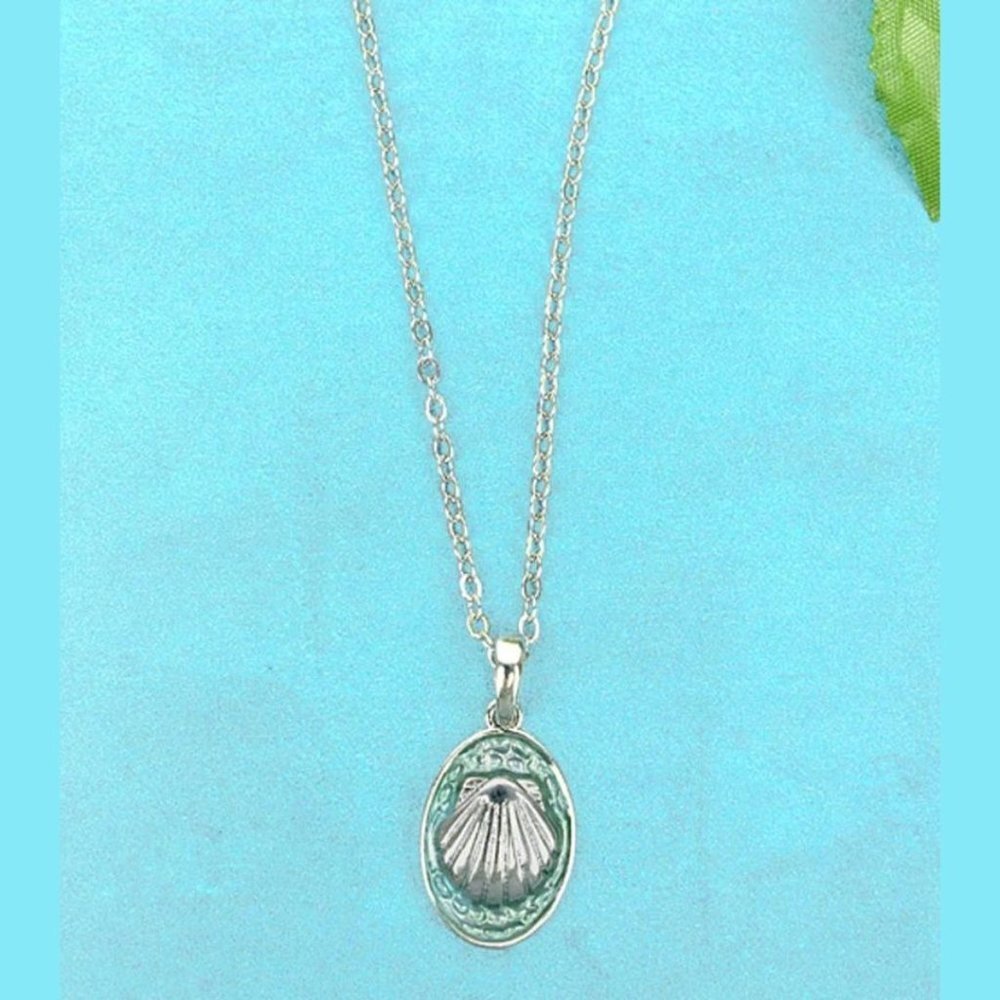 NO 3 Silver & Green Resin Seaside Clamshell Medallion Necklace NWT